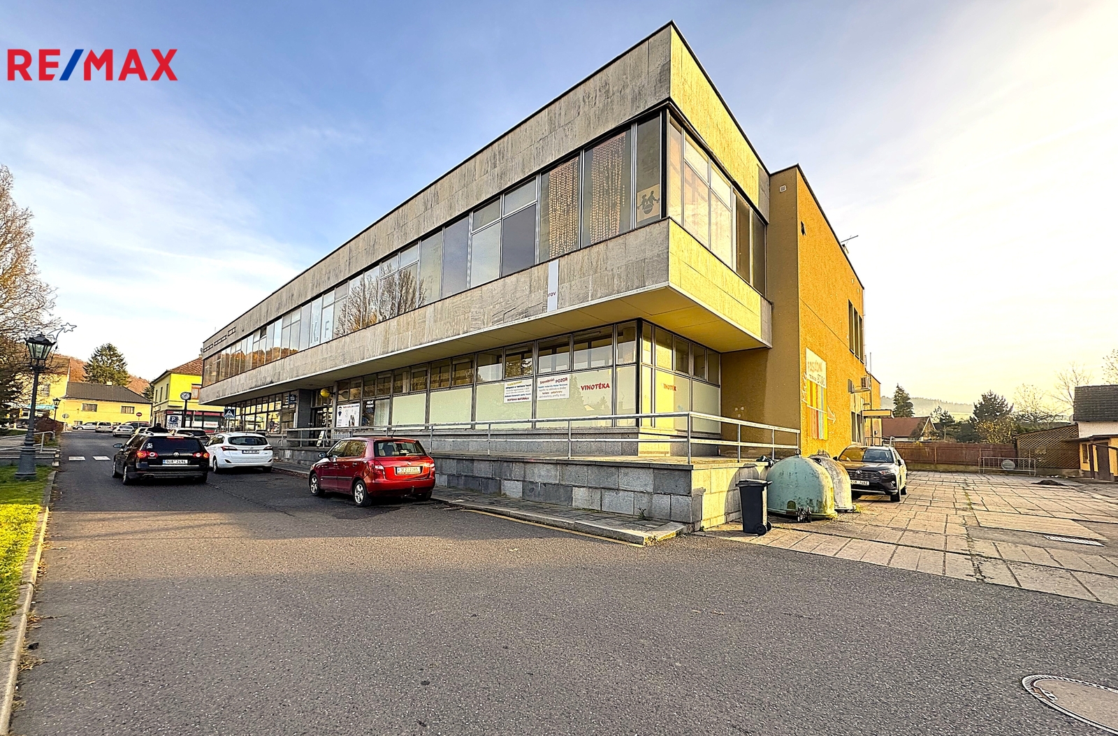 Pronájem obchodních prostor 300 m², Komárov